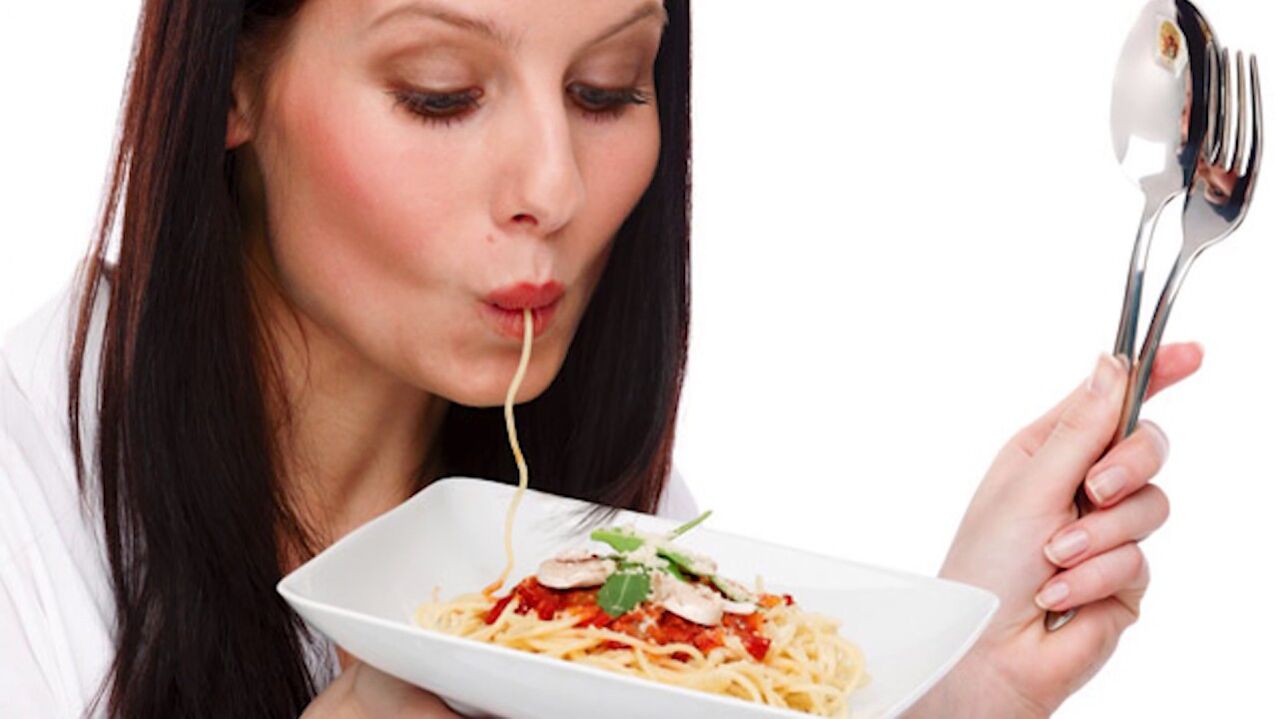 woman eats spaghetti to lose weight