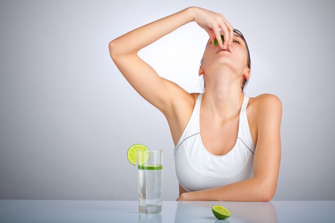 girl drinking water with lemon to lose weight